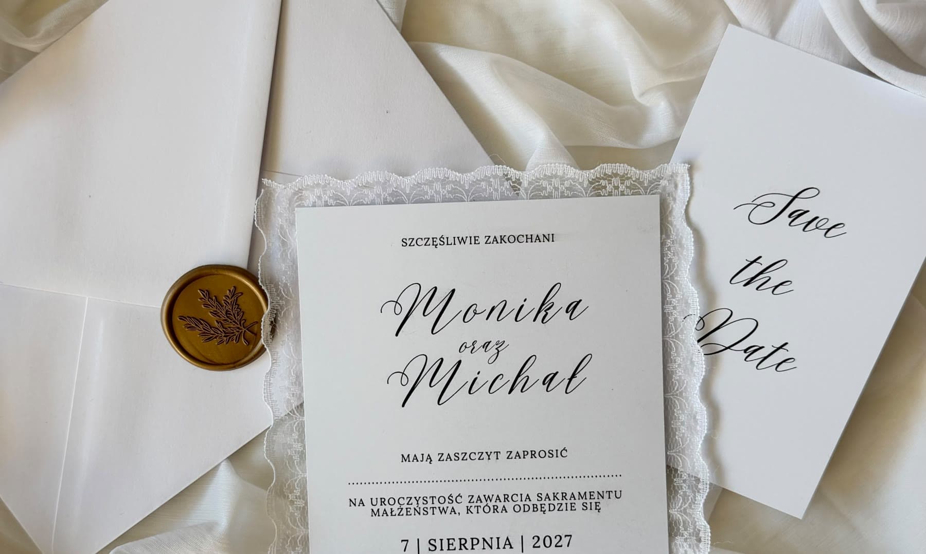 Zaproszenie ślubne na papierze czerpanym, z koronką i złotą pieczęcią woskową